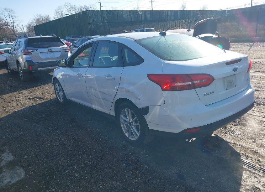 Photo 3 of 2018 Ford Focus SE (VIN 1FADP3F28JL324231)