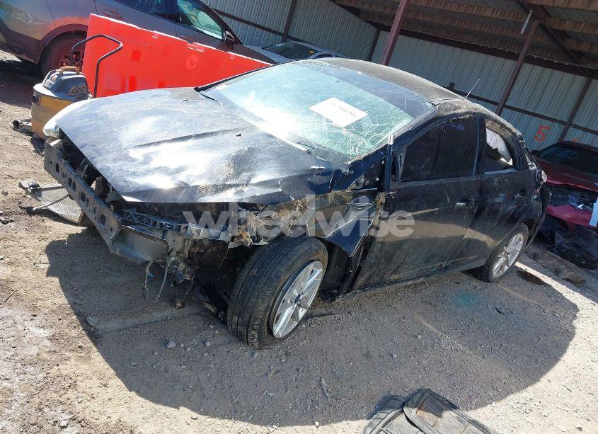 Photo 2 of 2018 Ford Focus SE (VIN 1FADP3F28JL325086)