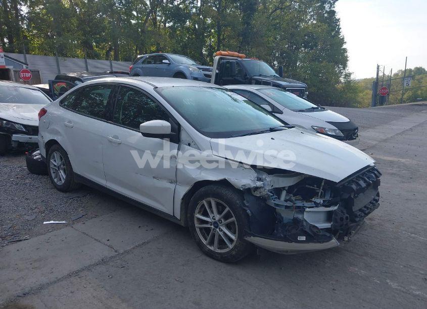 2018 Ford Focus SE (VIN 1FADP3F28JL327324) main photo