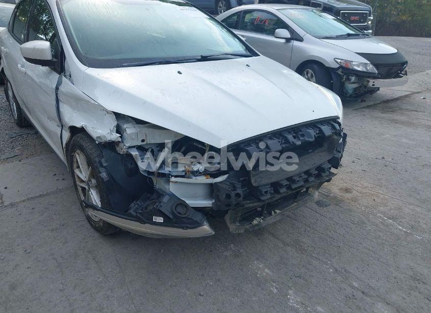 Photo 12 of 2018 Ford Focus SE (VIN 1FADP3F28JL327324)