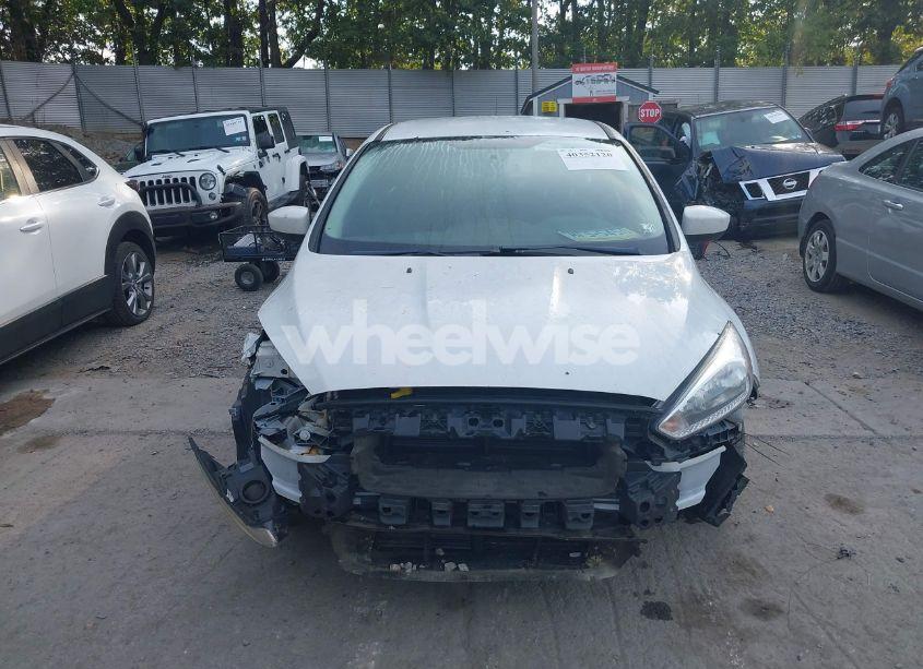 Photo 13 of 2018 Ford Focus SE (VIN 1FADP3F28JL327324)