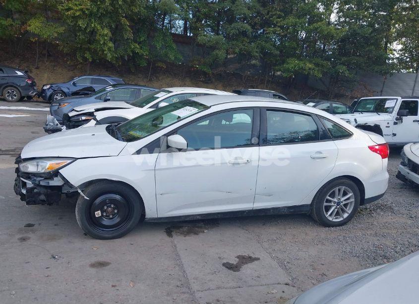 Photo 15 of 2018 Ford Focus SE (VIN 1FADP3F28JL327324)