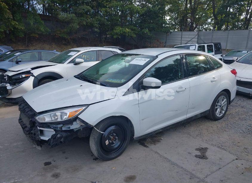 Photo 2 of 2018 Ford Focus SE (VIN 1FADP3F28JL327324)
