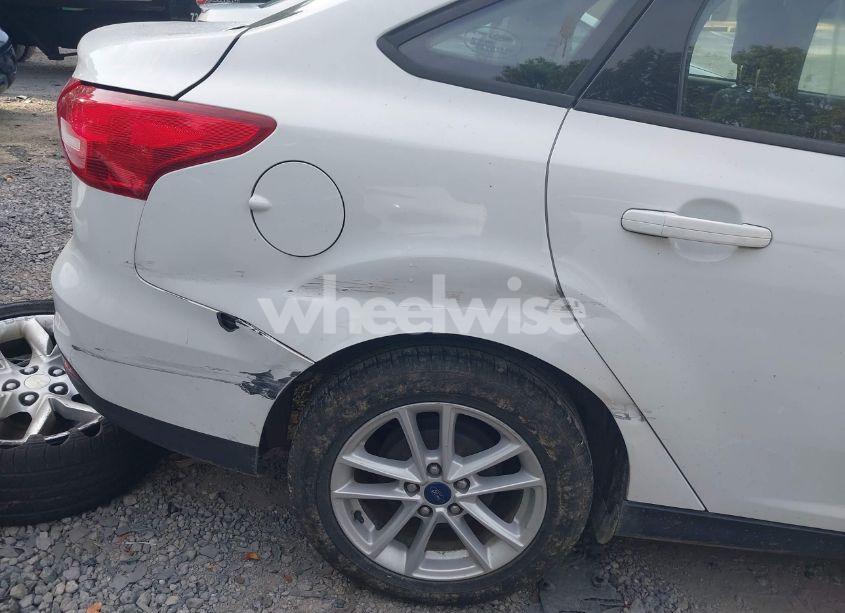 Photo 20 of 2018 Ford Focus SE (VIN 1FADP3F28JL327324)