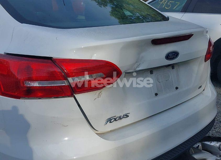 Photo 21 of 2018 Ford Focus SE (VIN 1FADP3F28JL327324)