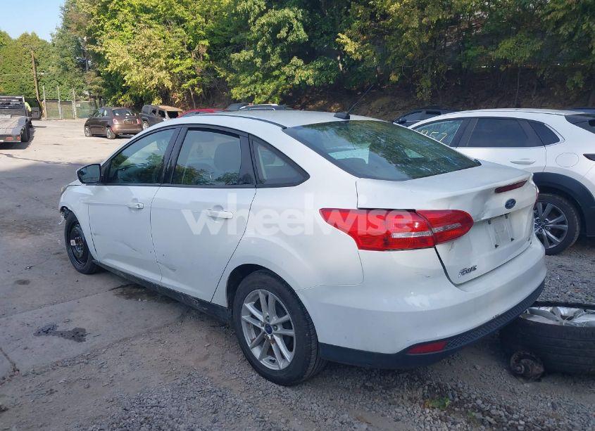 Photo 3 of 2018 Ford Focus SE (VIN 1FADP3F28JL327324)