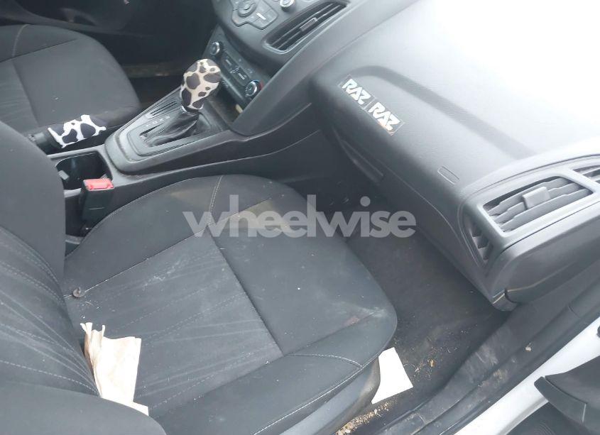 Photo 5 of 2018 Ford Focus SE (VIN 1FADP3F28JL327324)