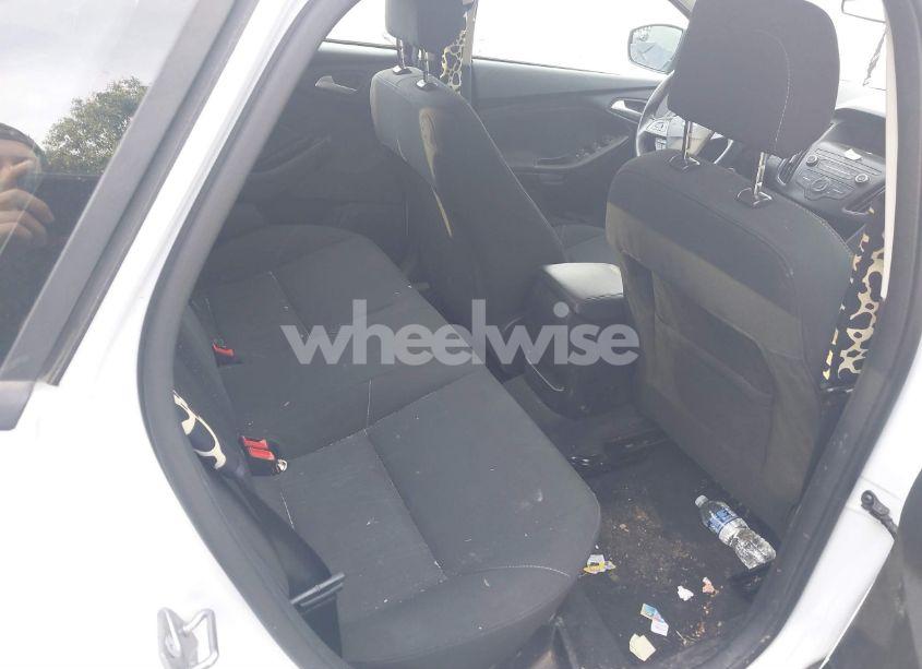 Photo 8 of 2018 Ford Focus SE (VIN 1FADP3F28JL327324)