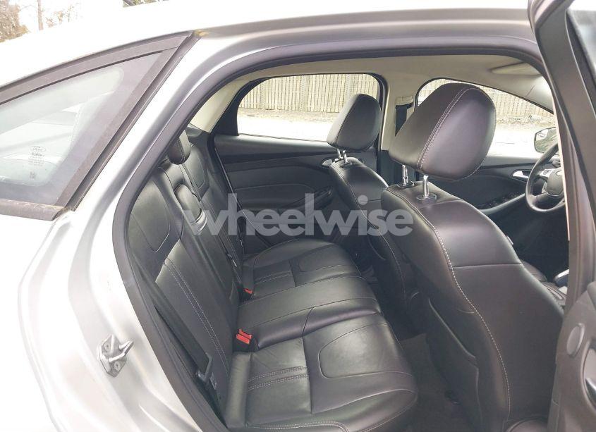 Photo 8 of 2013 Ford Focus SE (VIN 1FADP3F29DL103337)