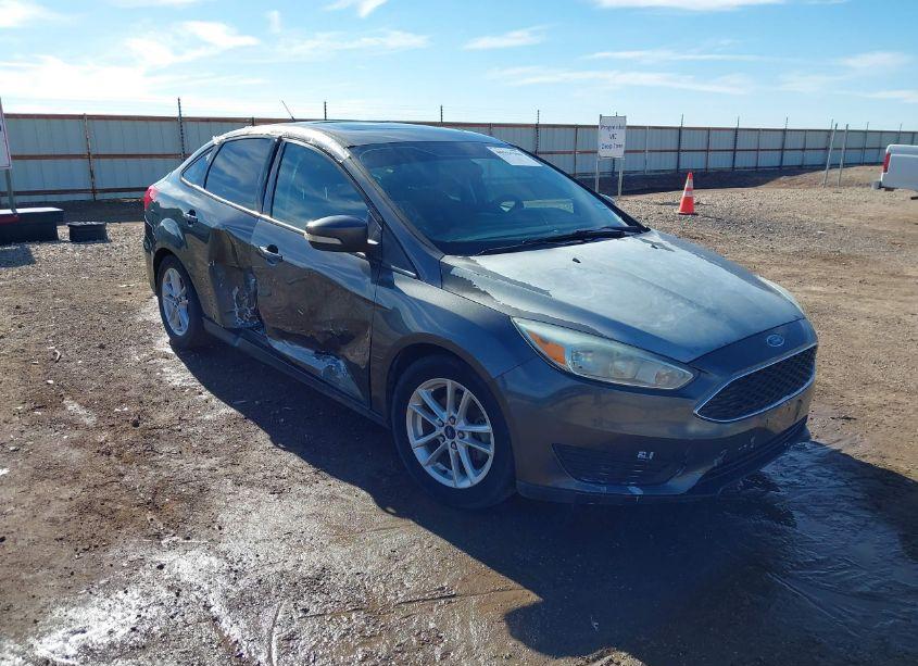 2015 Ford Focus SE (VIN 1FADP3F29FL202811) main photo