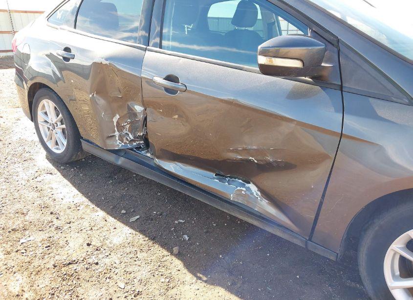 Photo 6 of 2015 Ford Focus SE (VIN 1FADP3F29FL202811)