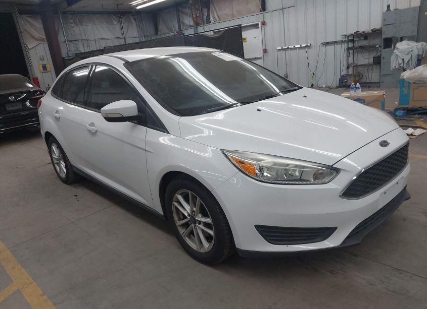 2015 Ford Focus SE (VIN 1FADP3F29FL203795) main photo