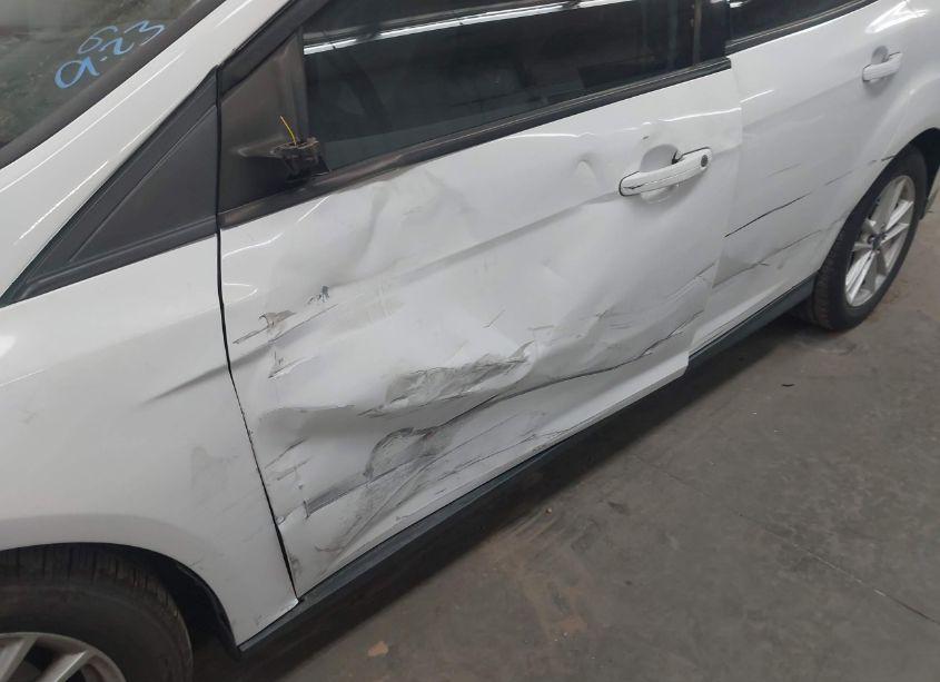 Photo 6 of 2015 Ford Focus SE (VIN 1FADP3F29FL203795)