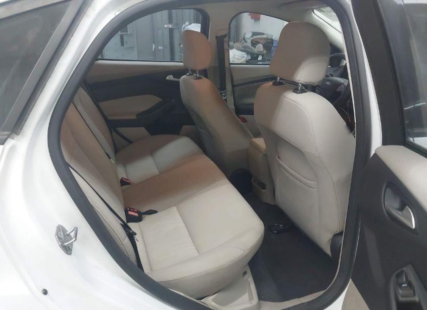 Photo 8 of 2015 Ford Focus SE (VIN 1FADP3F29FL203795)