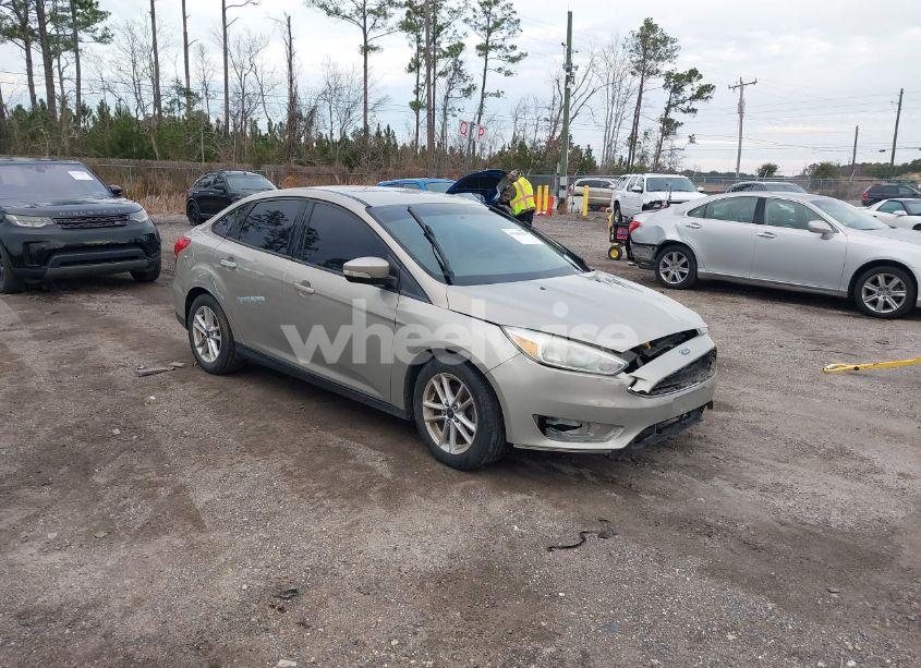 2015 Ford Focus SE (VIN 1FADP3F29FL215249) main photo