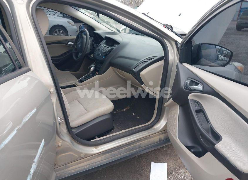 Photo 5 of 2015 Ford Focus SE (VIN 1FADP3F29FL215249)
