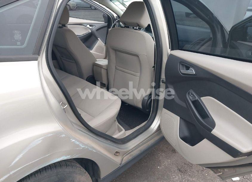 Photo 8 of 2015 Ford Focus SE (VIN 1FADP3F29FL215249)