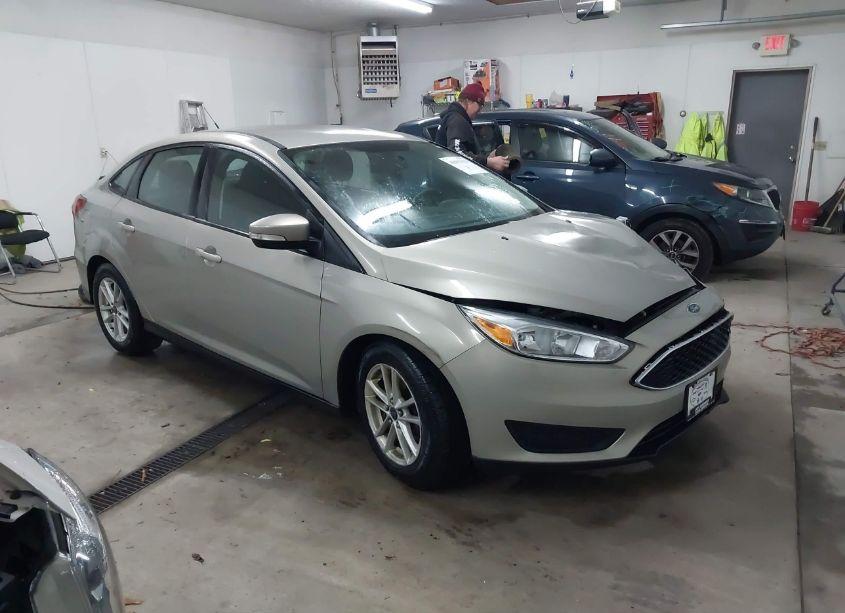 2015 Ford Focus SE (VIN 1FADP3F29FL217809) main photo