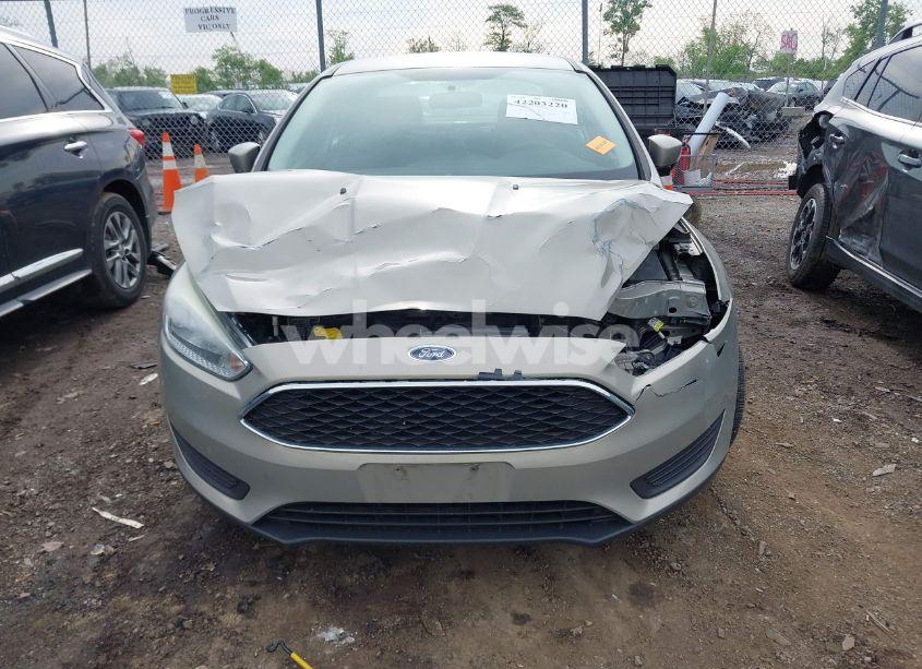Photo 12 of 2015 Ford Focus SE (VIN 1FADP3F29FL218068)