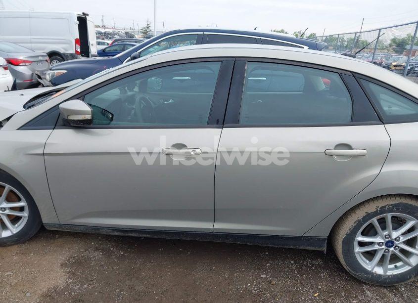 Photo 14 of 2015 Ford Focus SE (VIN 1FADP3F29FL218068)