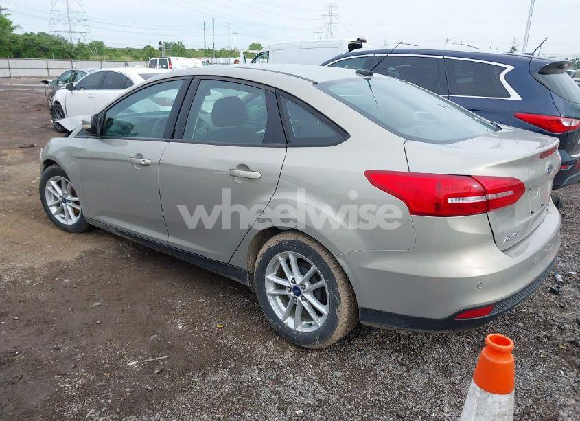 Photo 3 of 2015 Ford Focus SE (VIN 1FADP3F29FL218068)