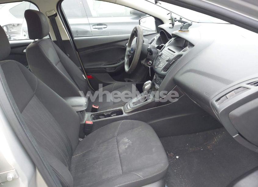 Photo 5 of 2015 Ford Focus SE (VIN 1FADP3F29FL218068)