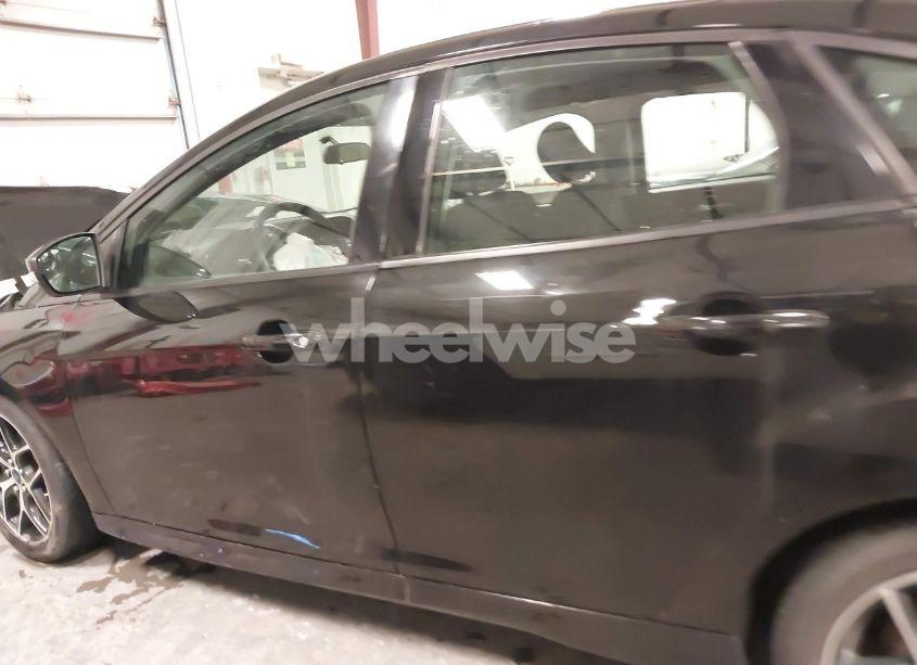 Photo 15 of 2015 Ford Focus SE (VIN 1FADP3F29FL255895)