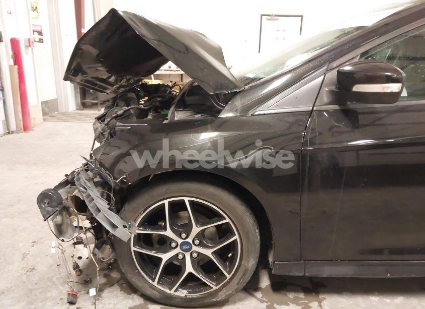 Photo 18 of 2015 Ford Focus SE (VIN 1FADP3F29FL255895)