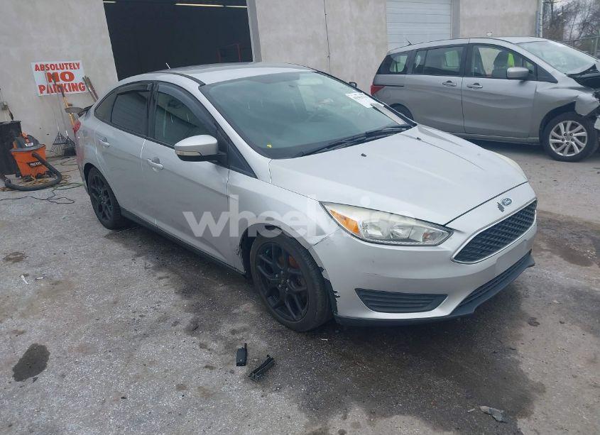 2015 Ford Focus SE (VIN 1FADP3F29FL258781) main photo