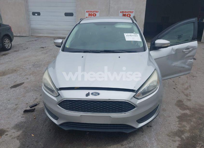 Photo 12 of 2015 Ford Focus SE (VIN 1FADP3F29FL258781)