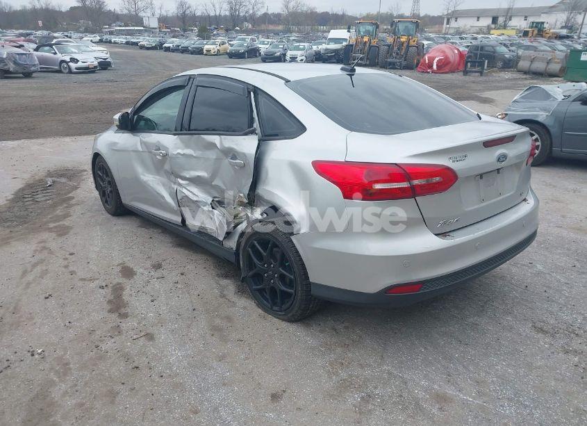 Photo 3 of 2015 Ford Focus SE (VIN 1FADP3F29FL258781)