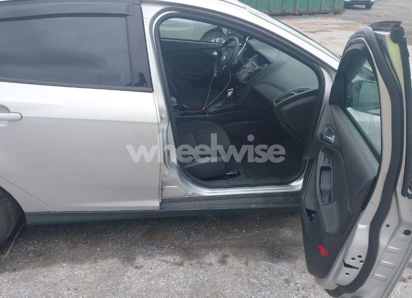 Photo 5 of 2015 Ford Focus SE (VIN 1FADP3F29FL258781)