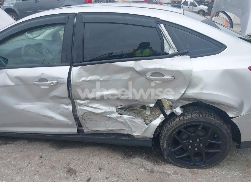 Photo 6 of 2015 Ford Focus SE (VIN 1FADP3F29FL258781)