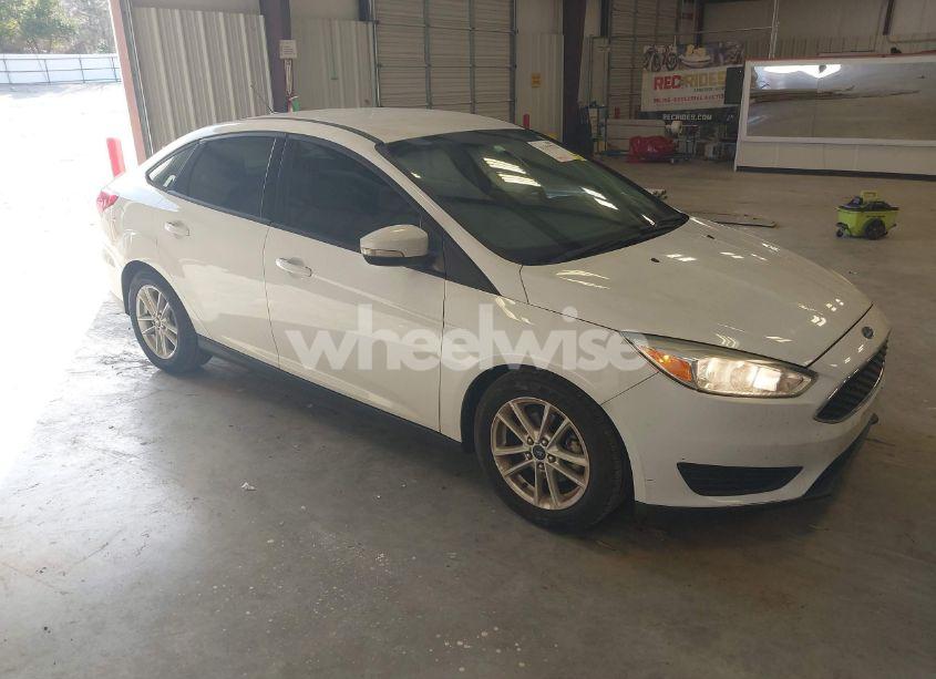 2015 Ford Focus SE (VIN 1FADP3F29FL271191) main photo