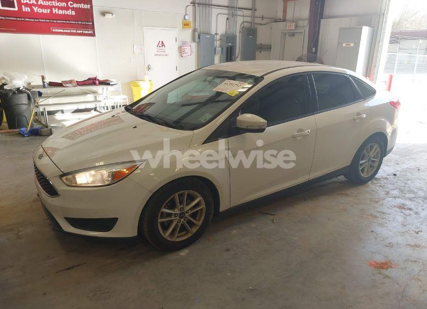 Photo 2 of 2015 Ford Focus SE (VIN 1FADP3F29FL271191)
