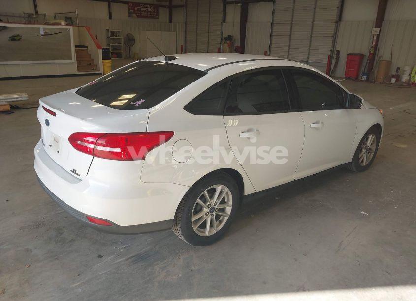 Photo 4 of 2015 Ford Focus SE (VIN 1FADP3F29FL271191)