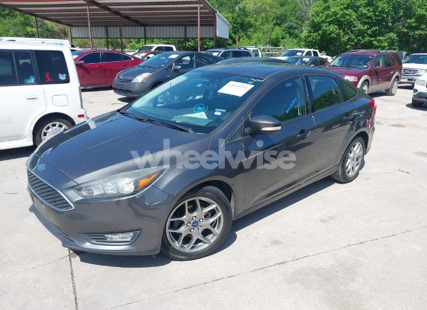 Photo 2 of 2015 Ford Focus SE (VIN 1FADP3F29FL285513)