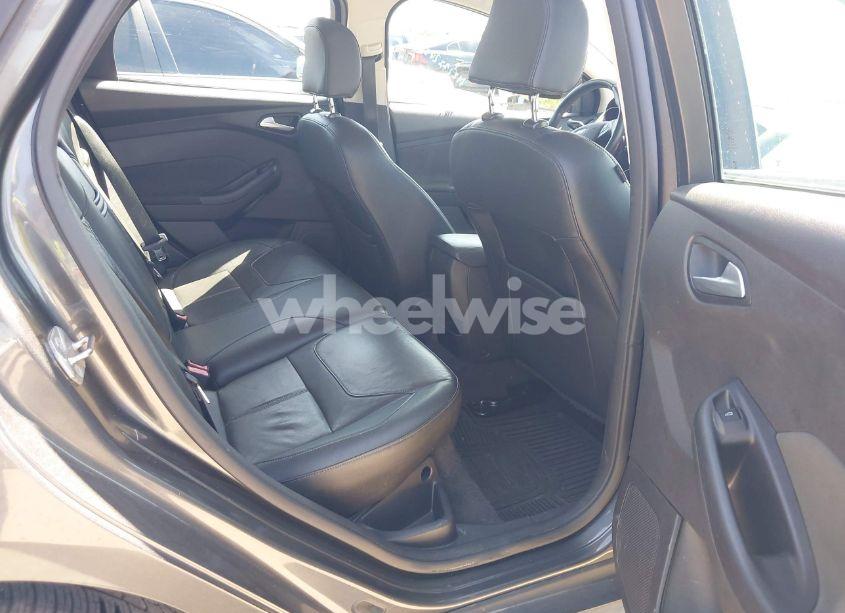 Photo 8 of 2015 Ford Focus SE (VIN 1FADP3F29FL285513)