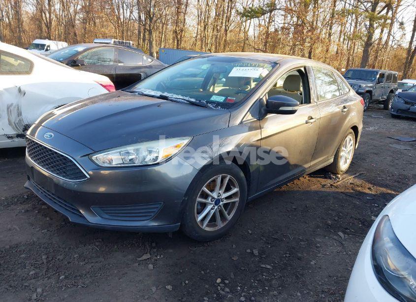 Photo 2 of 2015 Ford Focus SE (VIN 1FADP3F29FL292073)