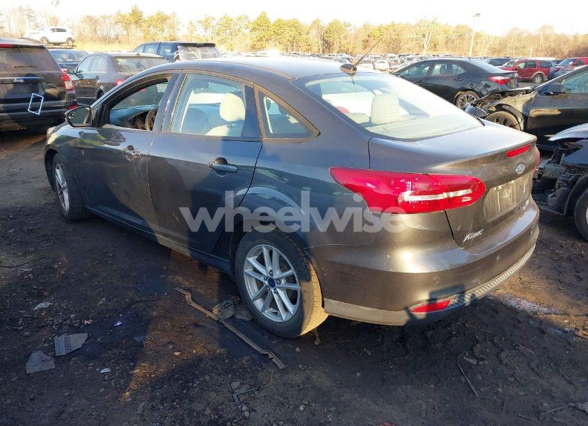 Photo 3 of 2015 Ford Focus SE (VIN 1FADP3F29FL292073)