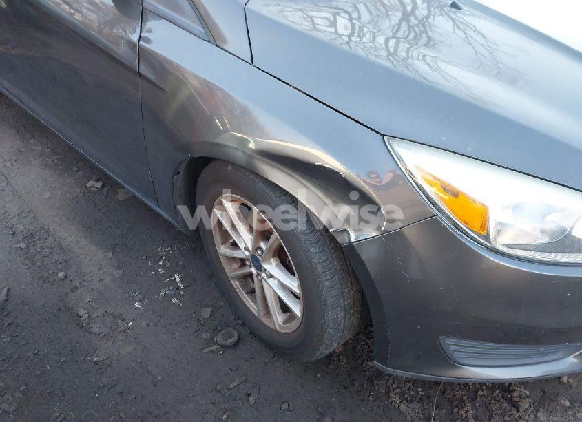 Photo 6 of 2015 Ford Focus SE (VIN 1FADP3F29FL292073)