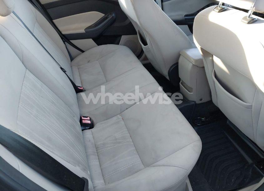 Photo 8 of 2015 Ford Focus SE (VIN 1FADP3F29FL292073)