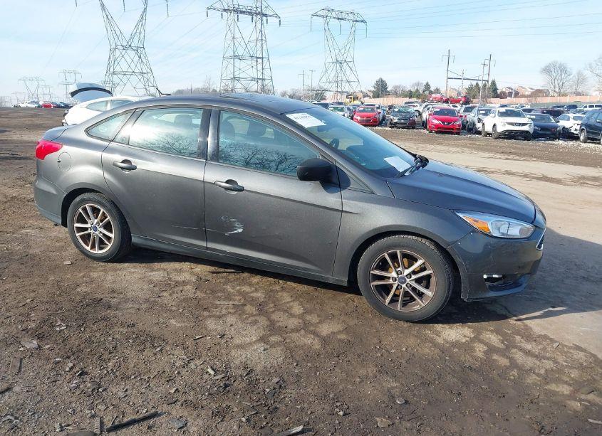 2015 Ford Focus SE (VIN 1FADP3F29FL303928) main photo