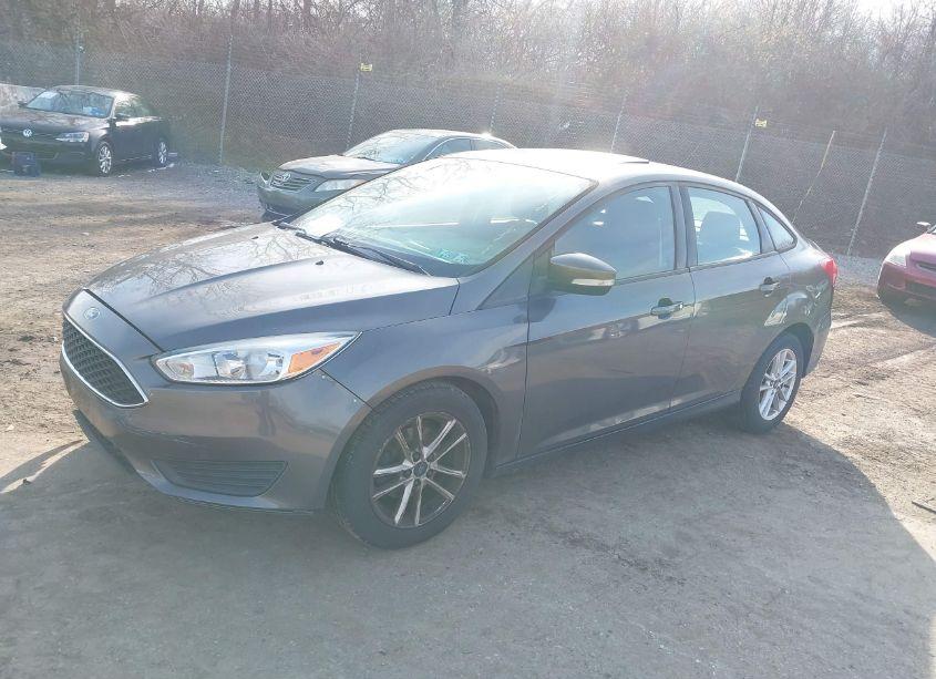 Photo 2 of 2015 Ford Focus SE (VIN 1FADP3F29FL303928)