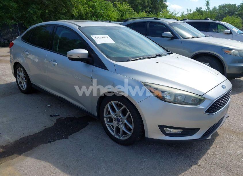2015 Ford Focus SE (VIN 1FADP3F29FL319255) main photo