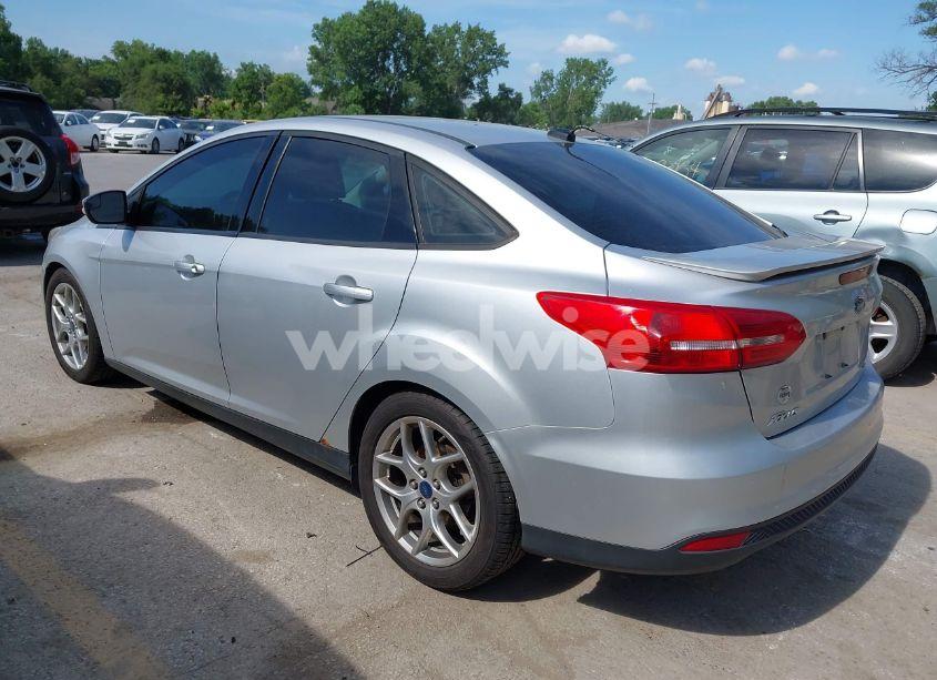 Photo 3 of 2015 Ford Focus SE (VIN 1FADP3F29FL319255)