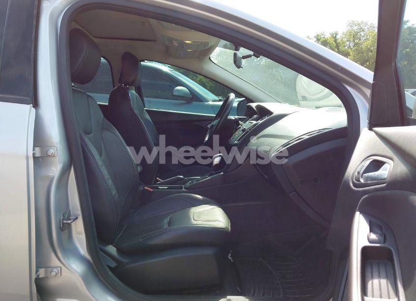 Photo 5 of 2015 Ford Focus SE (VIN 1FADP3F29FL319255)