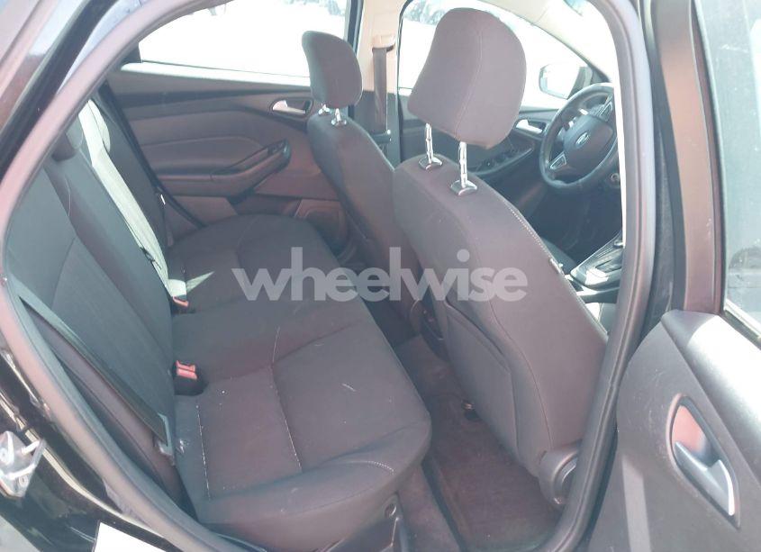 Photo 8 of 2015 Ford Focus SE (VIN 1FADP3F29FL330191)