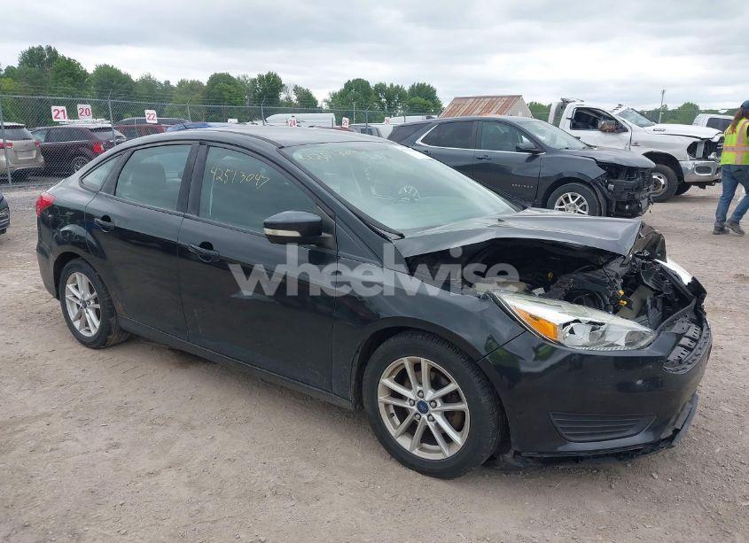 2015 Ford Focus SE (VIN 1FADP3F29FL338145) main photo