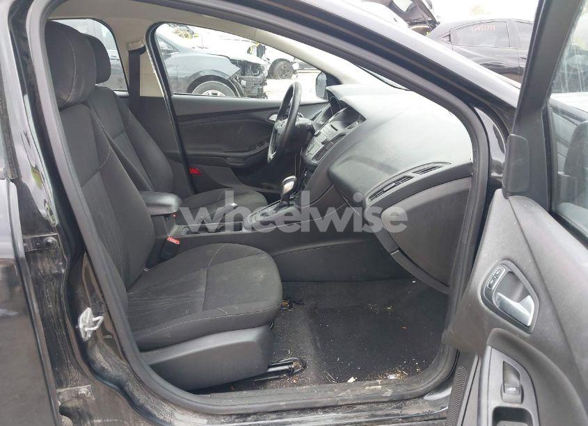 Photo 5 of 2015 Ford Focus SE (VIN 1FADP3F29FL338145)